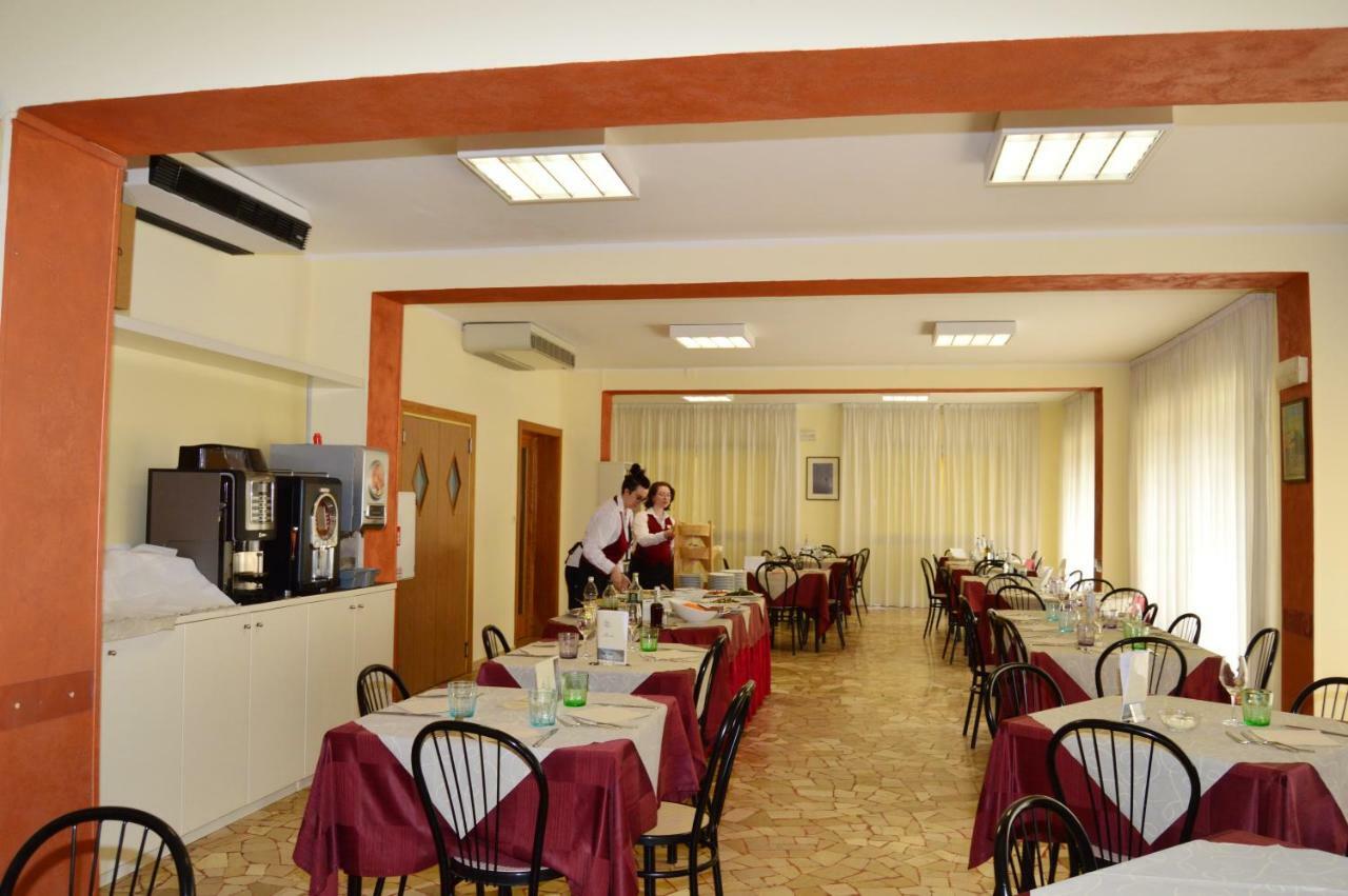 סניגליה Hotel Perla מראה חיצוני תמונה